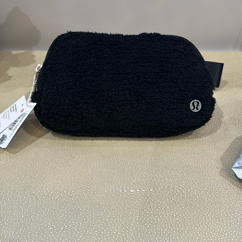 NWT Lululemon Everywhere Fleeced Belt Bag Black